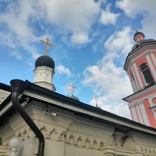 Храм Иоанна Богослова на Тверском бульваре, вид на купола и колокольню снизу