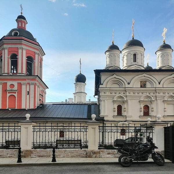 Храм Иоанна Богослова, вид с Тверского бульвара в весенний день
