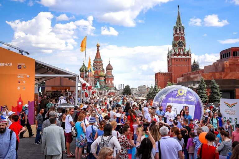 Толпа посетителей у тоговли книгами на книжном фестивале Красная площадь в Москве