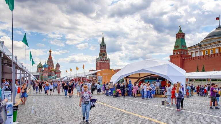 Красная площадь в Москве с книжными палатками во время книжного фестиваля