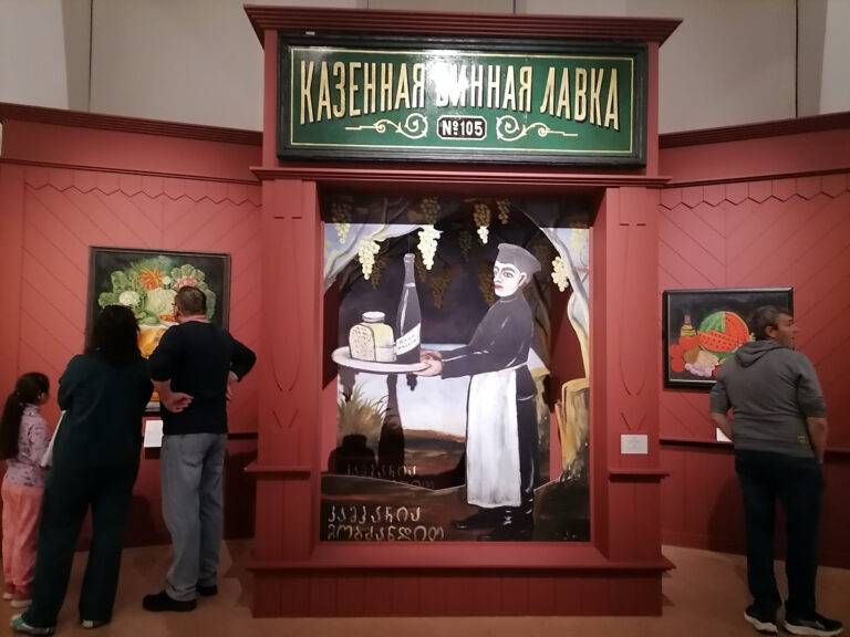 Тантамареска "Казенная лавка" для селфи посетителей, выставка "Ненаивное наивное. Искусство вне правил" в Царицыно