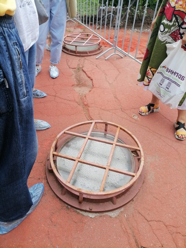 Подземный ход в усадьбе Горки Ленинские - вид на световые фонари на дорожках во дворе