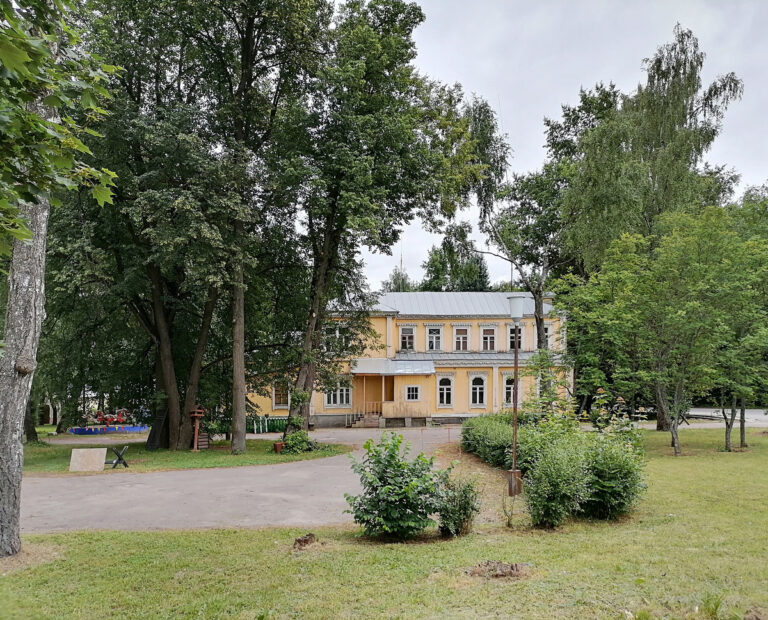 Вид из парка на флигели усадьбы Горки Ленинские
