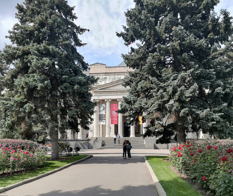 Главное здание Пушкинского музея - вид на фасад со стороны Волхонки в летний облачный день