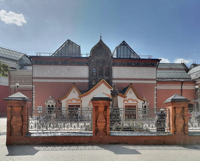 Исторический корпус Третьяковской галереи - фасад и памятник Третьякову перед ним