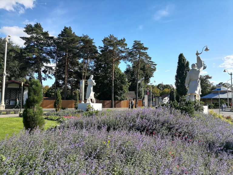 ВДНХ - скульптуры животноводов у Городской фермы