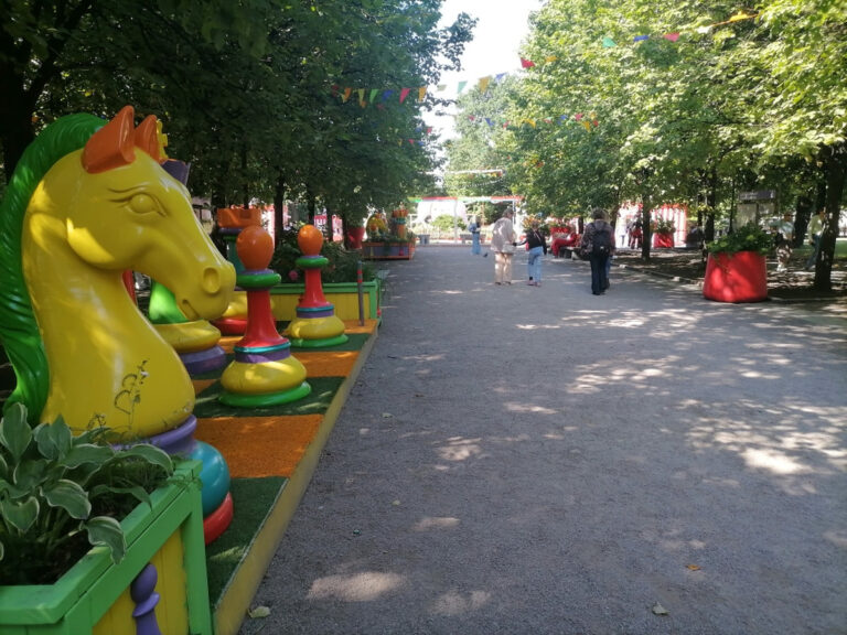 Гигантские шахматные фигуры на Цветном бульваре в Москве