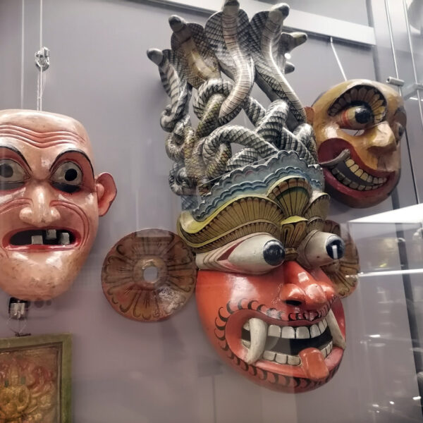 Азиатские ритуальные маски - экспонат из Фондов открытого хранения Музея Востока на ВДНХ